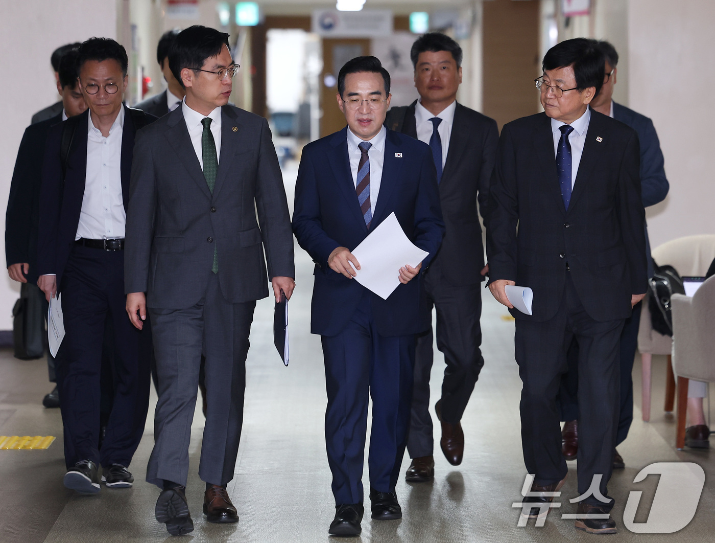(서울=뉴스1) 김성진 기자 = 최교진 교육부 장관(오른쪽부터), 박홍근 기획예산처 장관, 김민재 행정안전부 차관이 21일 서울 종로구 정부서울청사에서 열린 제1차 재정운용전략협의 …