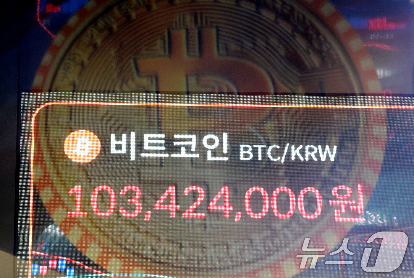 (서울=뉴스1) 이호윤 기자 = 도널드 트럼프 미국 대통령의 암호화폐 규제 완화법안인 '클래리티법'의 의회 통과 촉구와 미국 재무부의 국채 재매입(바이백) 규모를 2배 확대 발표로 …