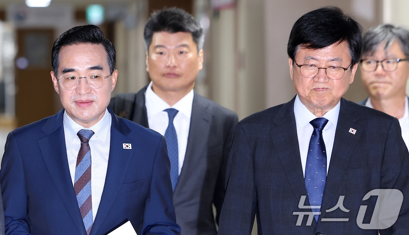 (서울=뉴스1) 김성진 기자 = 박홍근 기획예산처 장관(왼쪽)과 최교진 교육부 장관이 21일 서울 종로구 정부서울청사에서 열린 제1차 재정운용전략협의회 관계부처 합동 브리핑에 참석 …