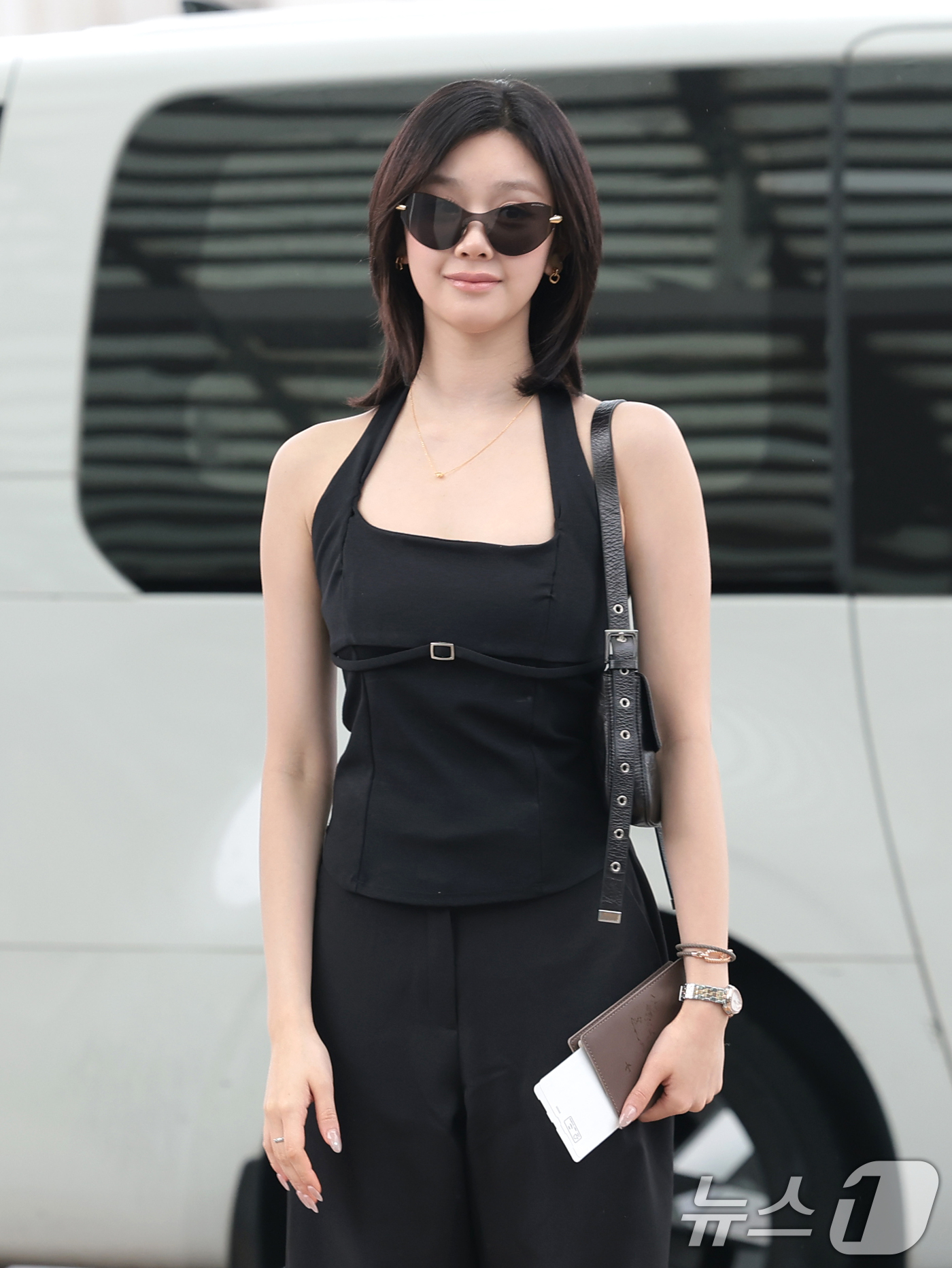 (인천공항=뉴스1) 권현진 기자 = 베이비몬스터(BABYMONSTER) 파리타가 해외 일정을 위해 21일 인천국제공항을 통해 홍콩으로 출국하고 있다. 2026.8.21/뉴스1