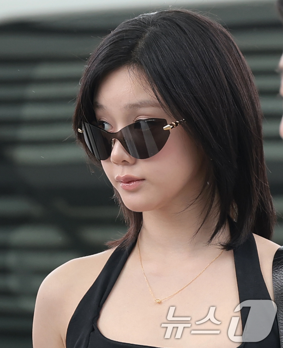 (인천공항=뉴스1) 권현진 기자 = 베이비몬스터(BABYMONSTER) 파리타가 해외 일정을 위해 21일 인천국제공항을 통해 홍콩으로 출국하고 있다. 2026.8.21/뉴스1
