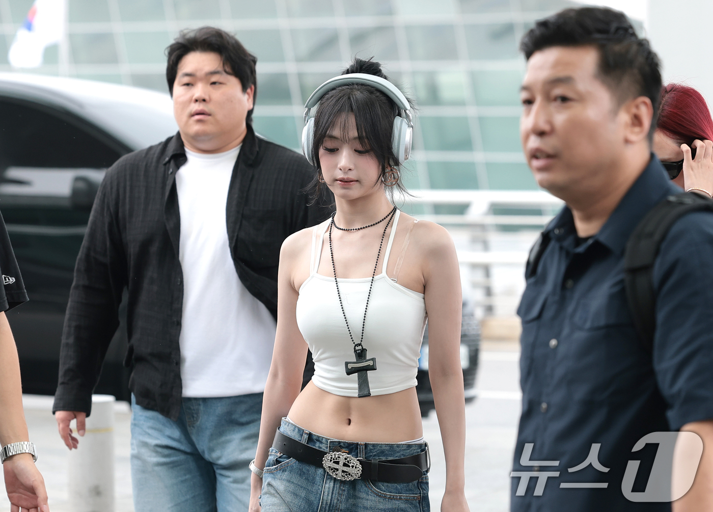 (인천공항=뉴스1) 권현진 기자 = 베이비몬스터(BABYMONSTER) 아현이 해외 일정을 위해 21일 인천국제공항을 통해 홍콩으로 출국하고 있다. 2026.8.21/뉴스1