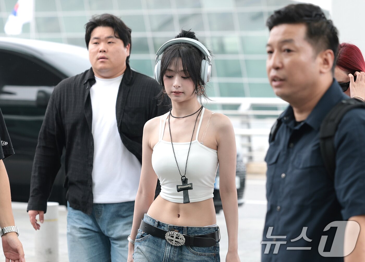본문 이미지 - 베이비몬스터(BABYMONSTER) 아현이 해외 일정을 위해 21일 인천국제공항을 통해 홍콩으로 출국하고 있다. ⓒ 뉴스1 권현진 기자