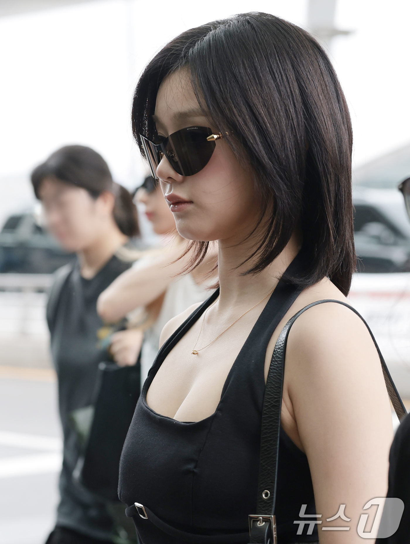 (인천공항=뉴스1) 권현진 기자 = 베이비몬스터(BABYMONSTER) 파리타가 해외 일정을 위해 21일 인천국제공항을 통해 홍콩으로 출국하고 있다. 2026.8.21/뉴스1