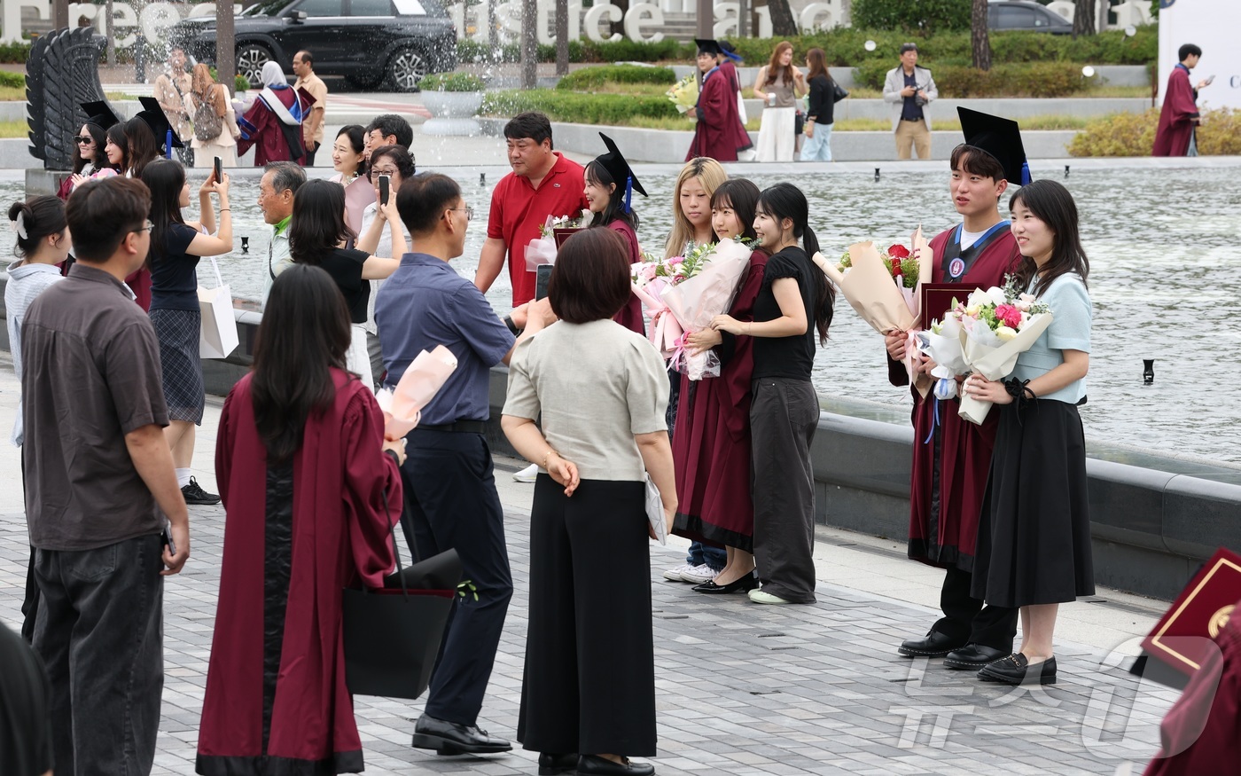 (전주=뉴스1) 유경석 기자 = 2025학년도 후기 전북대학교 학위수여식 날인 21일 전북 전주시 전북대 문회루에서 졸업생들이 기념촬영을 하고 있다. 2026.8.21/뉴스1