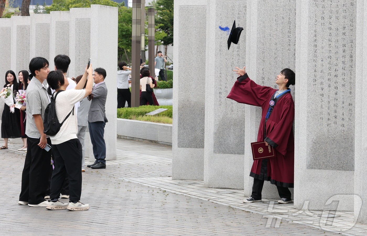 (전주=뉴스1) 유경석 기자 = 2025학년도 후기 전북대학교 학위수여식 날인 21일 전북 전주시 전북대 문회루에서 졸업생들이 기념촬영을 하고 있다. 2026.8.21/뉴스1