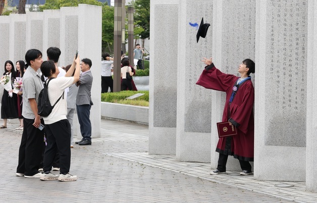 전북대, 2025학년도 후기 학위수여식 개최…1638명 졸업