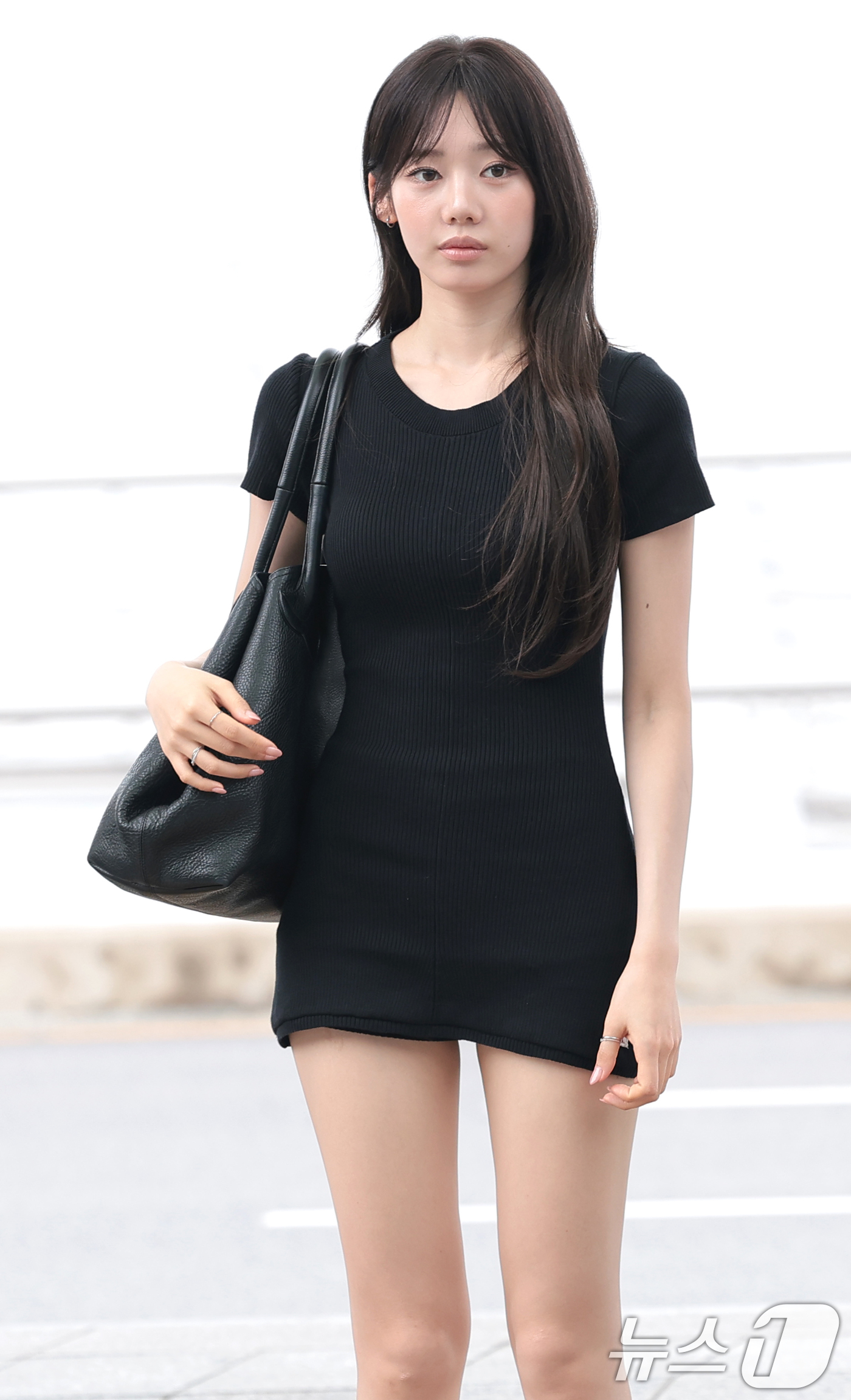 (인천공항=뉴스1) 권현진 기자 = 베이비몬스터(BABYMONSTER) 로라가 해외 일정을 위해 21일 인천국제공항을 통해 홍콩으로 출국하고 있다. 2026.8.21/뉴스1
