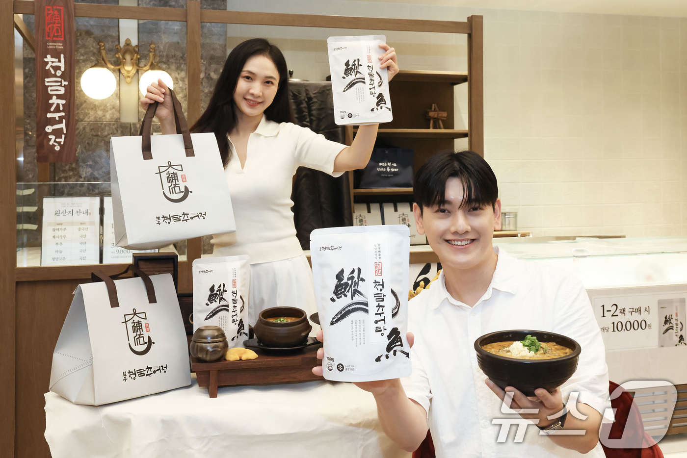 (서울=뉴스1) = 21일 서울 강남구 신세계백화점 강남점에서 모델들이 '청담추어정' 팝업스토어를 소개하고 있다.청담추어정은 연간 100만명이 찾는 추어탕 맛집으로, 여름철 대표 …