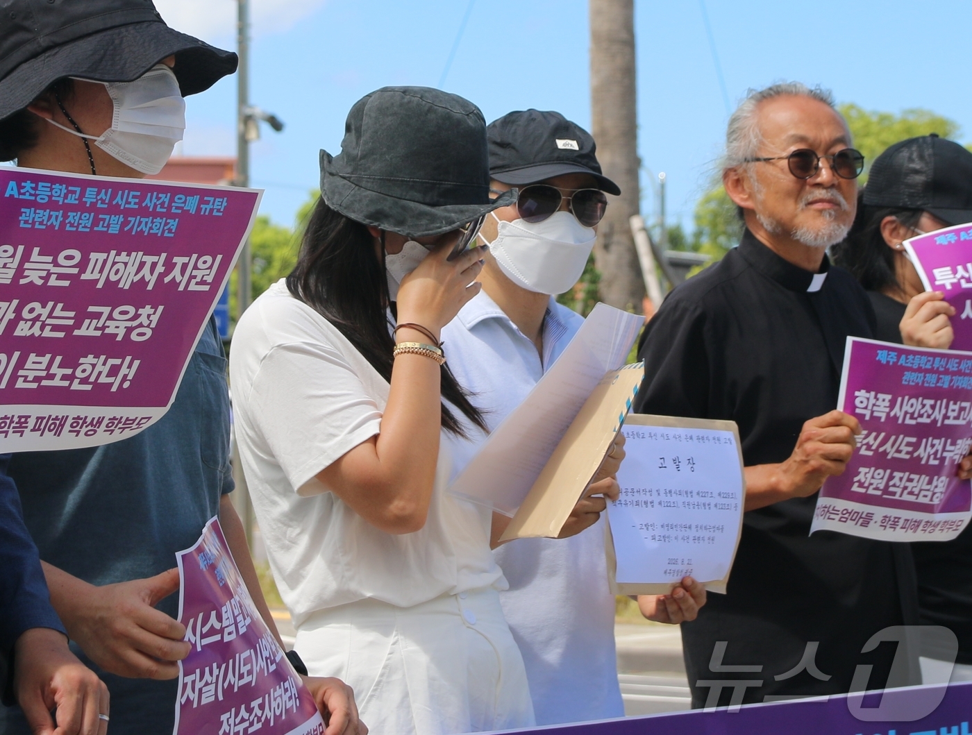(제주=뉴스1) 홍수영 기자 = 제주 A 초등학교의 투신 시도 사건의 피해 학생 모친이 21일 제주경찰청 앞에서 진행된 고발 기자회견에서 눈물을 훔치고 있다. A 초등학교에서는 지 …