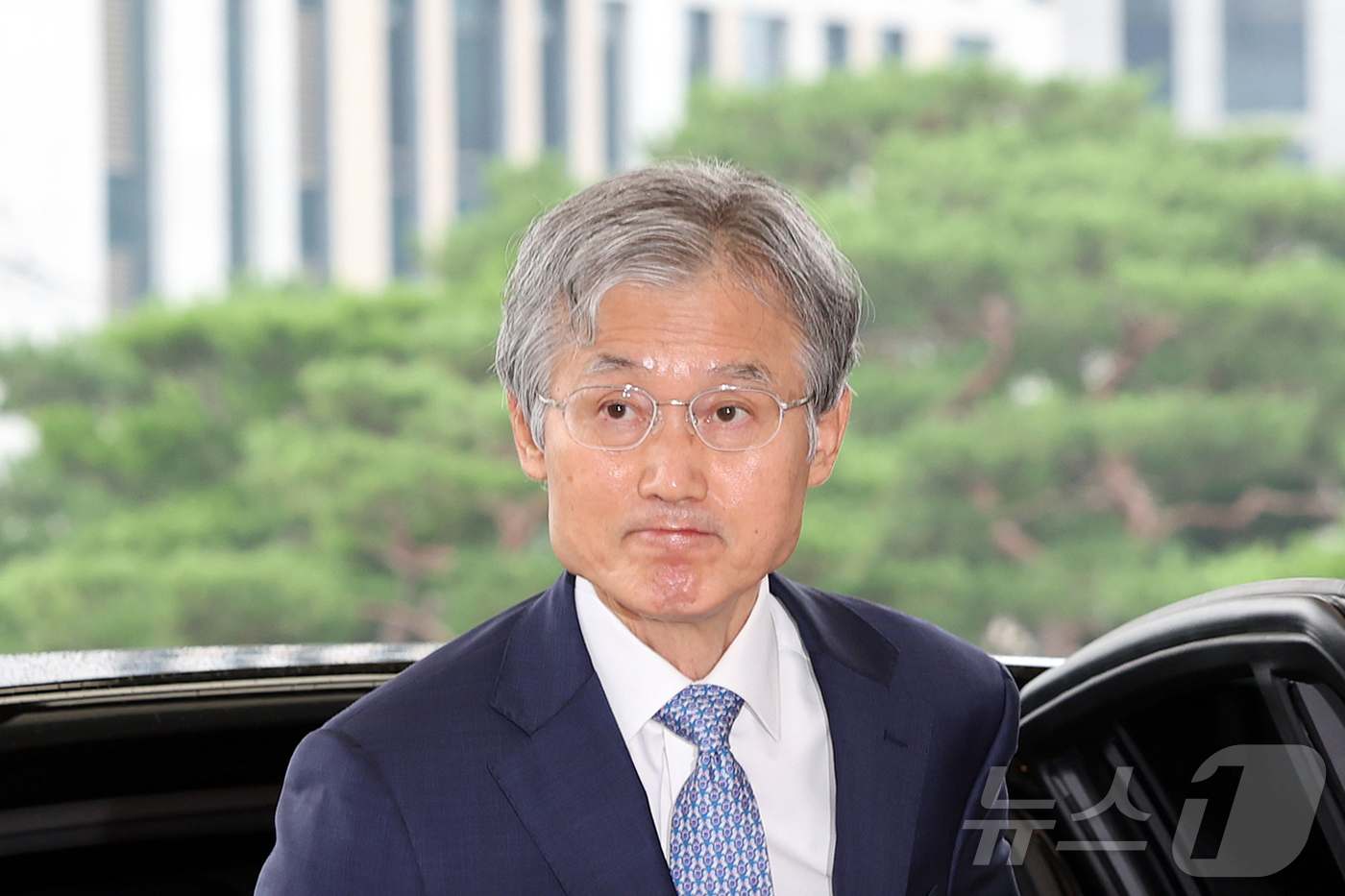 (서울=뉴스1) 김진환 기자 = 조희대 대법원장이 21일 서울 서초구 대법원으로 출근하고 있다.한편, 국회 법제사법위원회는 이날 조희대 대법원장에 대해 오는 31일 현안질의 증인 …