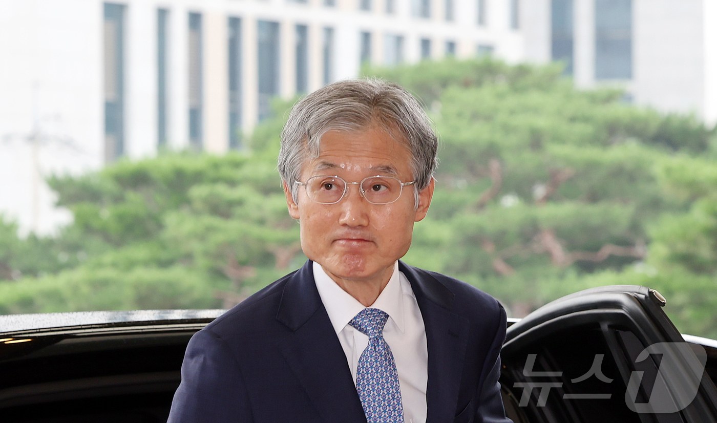 (서울=뉴스1) 김진환 기자 = 조희대 대법원장이 21일 서울 서초구 대법원으로 출근하고 있다.한편, 국회 법제사법위원회는 이날 조희대 대법원장에 대해 오는 31일 현안질의 증인 …