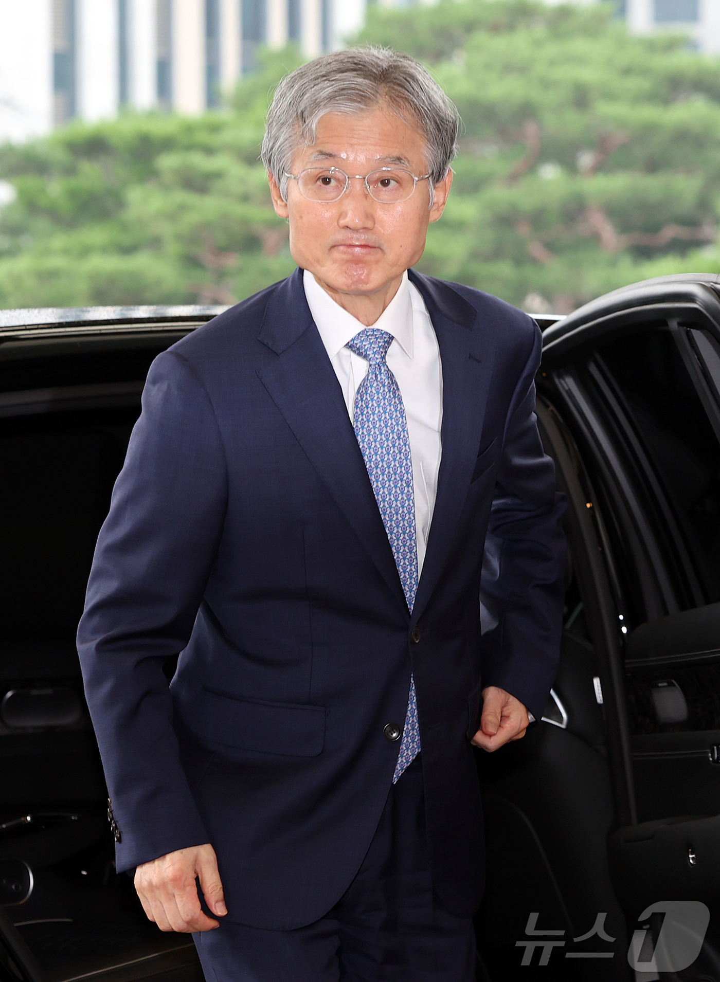 (서울=뉴스1) 김진환 기자 = 조희대 대법원장이 21일 서울 서초구 대법원으로 출근하고 있다.한편, 국회 법제사법위원회는 이날 조희대 대법원장에 대해 오는 31일 현안질의 증인 …