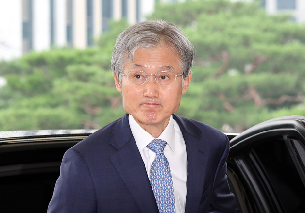 굳은 표정으로 출근하는 조희대 대법원장