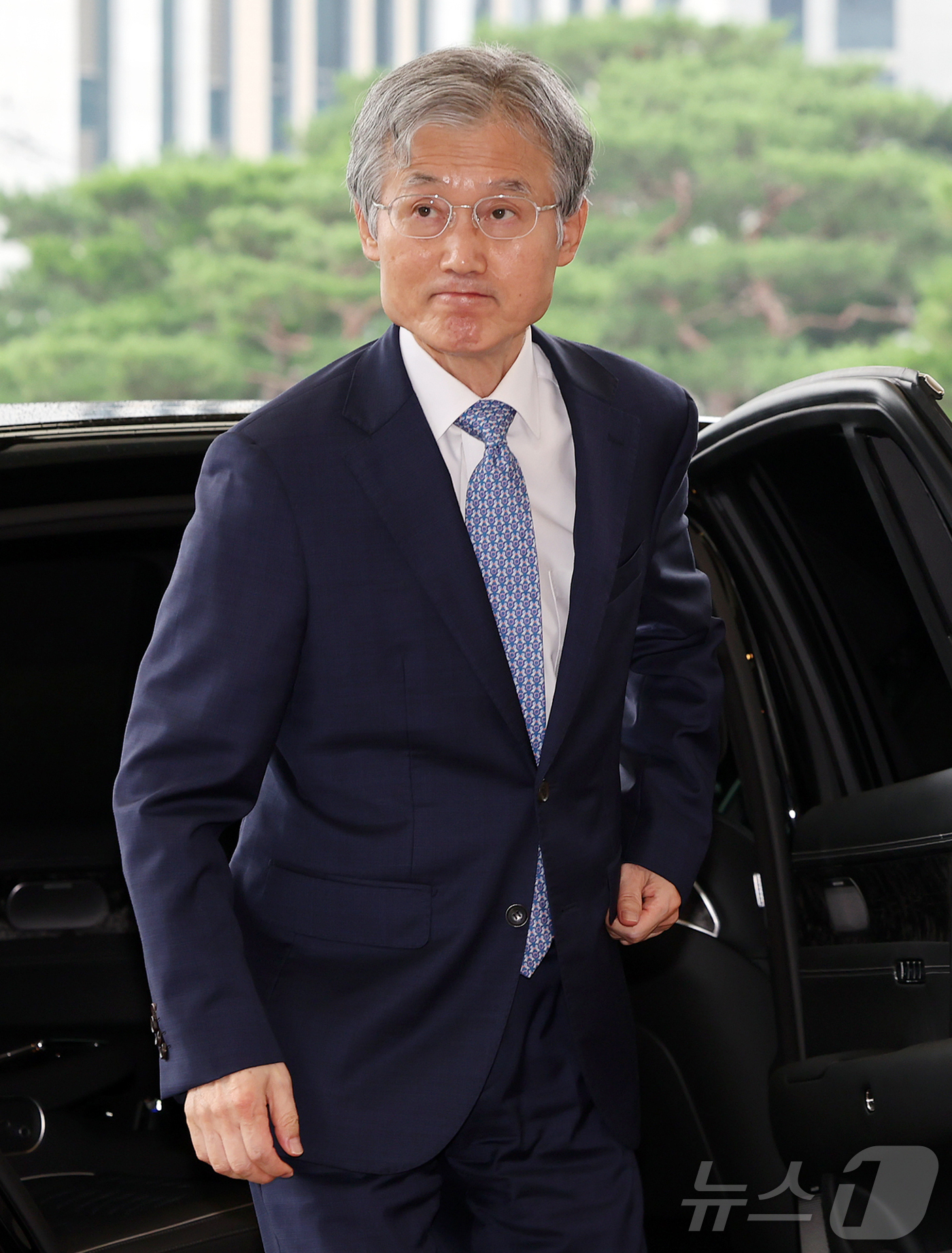 (서울=뉴스1) 김진환 기자 = 조희대 대법원장이 21일 서울 서초구 대법원으로 출근하고 있다.한편, 국회 법제사법위원회는 이날 조희대 대법원장에 대해 오는 31일 현안질의 증인 …