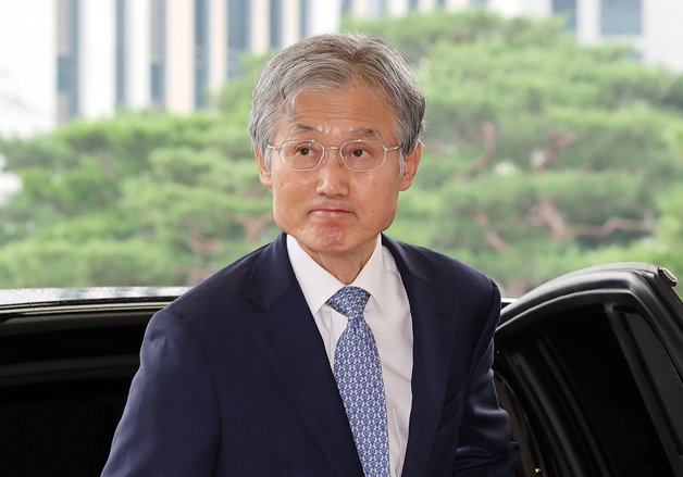 굳은 표정으로 출근하는 조희대 대법원장