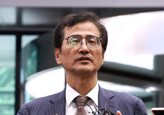 취재진 질문에 답하는 이태한 선관위 특검