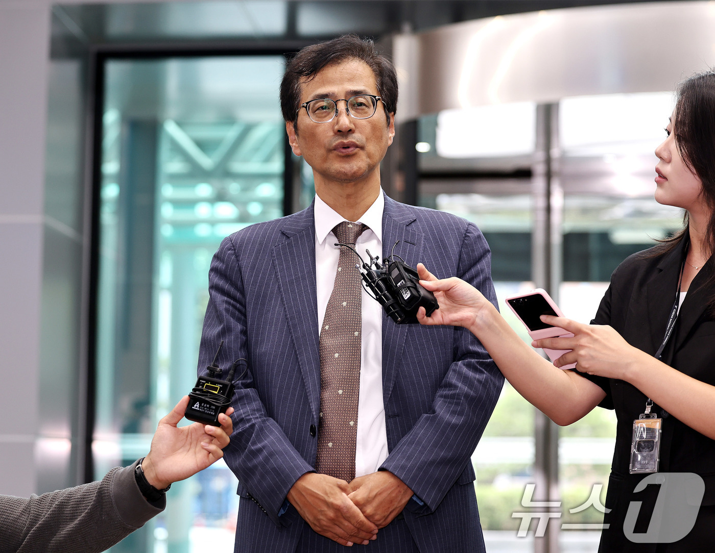 (서울=뉴스1) 구윤성 기자 = 이태한 선거관리위원회 특별검사가 21일 유재성 경찰청장 직무대행, 홍석기 국가수사본부장과의 면담을 위해 서울 서대문구 경찰청에 들어서며 취재진의 질 …