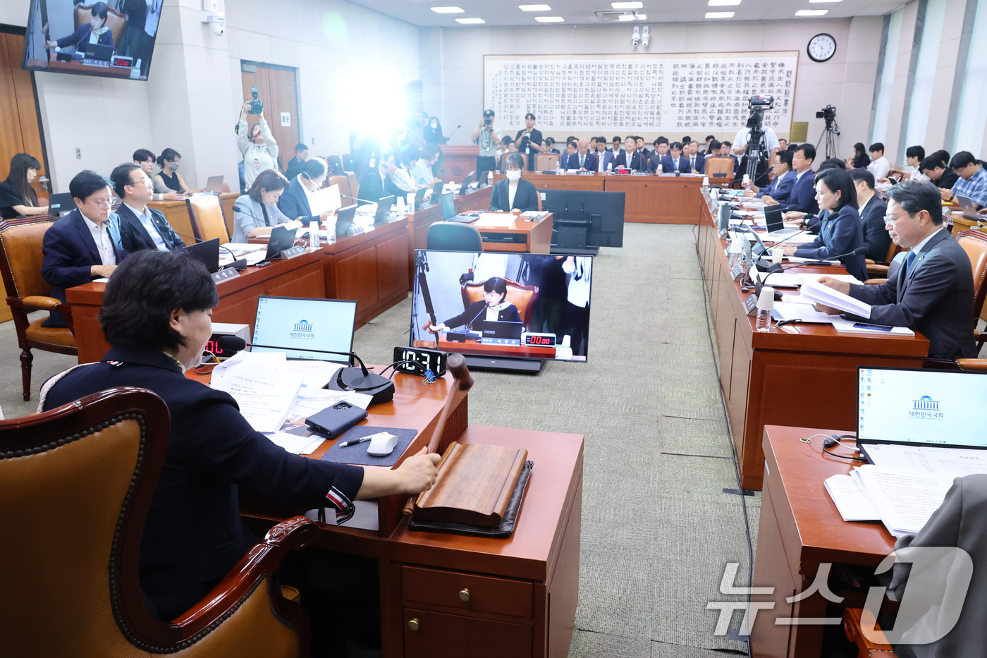 (서울=뉴스1) 신웅수 기자 = 서영교 위원장이 21일 서울 여의도 국회에서 열린 법제사법위원회 전체회의에서 의사봉을 두드리고 있다.이날 국회 법제사법위원회는 조희대 대법원장에 대 …