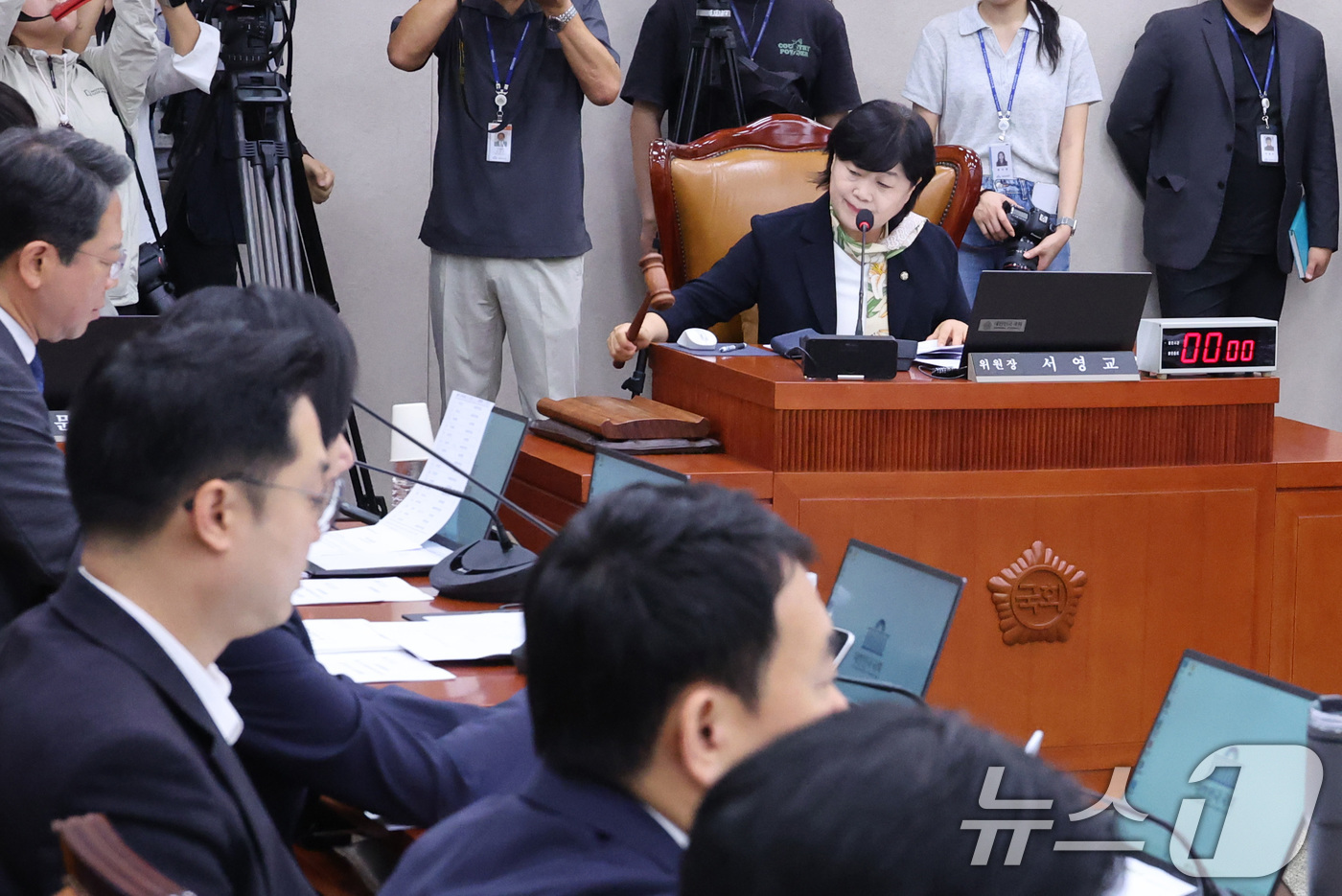 (서울=뉴스1) 신웅수 기자 = 서영교 위원장이 21일 서울 여의도 국회에서 열린 법제사법위원회 전체회의에서 의사봉을 두드리고 있다.이날 국회 법제사법위원회는 조희대 대법원장에 대 …