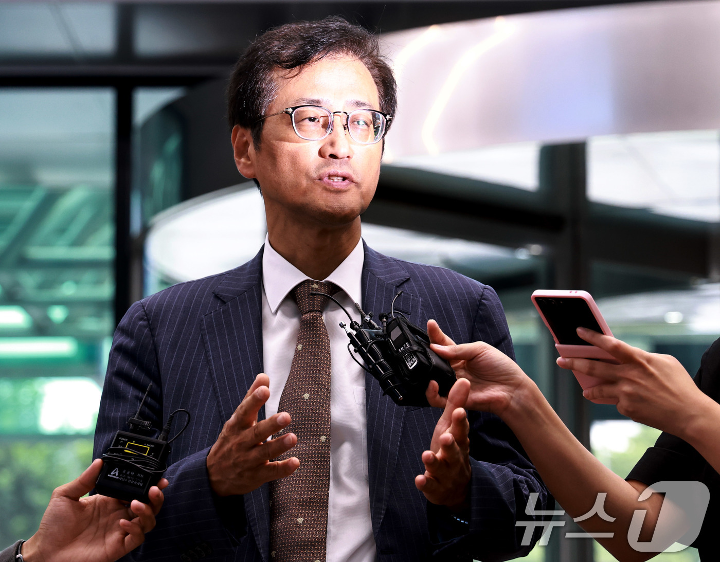 (서울=뉴스1) 구윤성 기자 = 이태한 선거관리위원회 특별검사가 21일 유재성 경찰청장 직무대행, 홍석기 국가수사본부장과의 면담을 위해 서울 서대문구 경찰청에 들어서며 취재진의 질 …