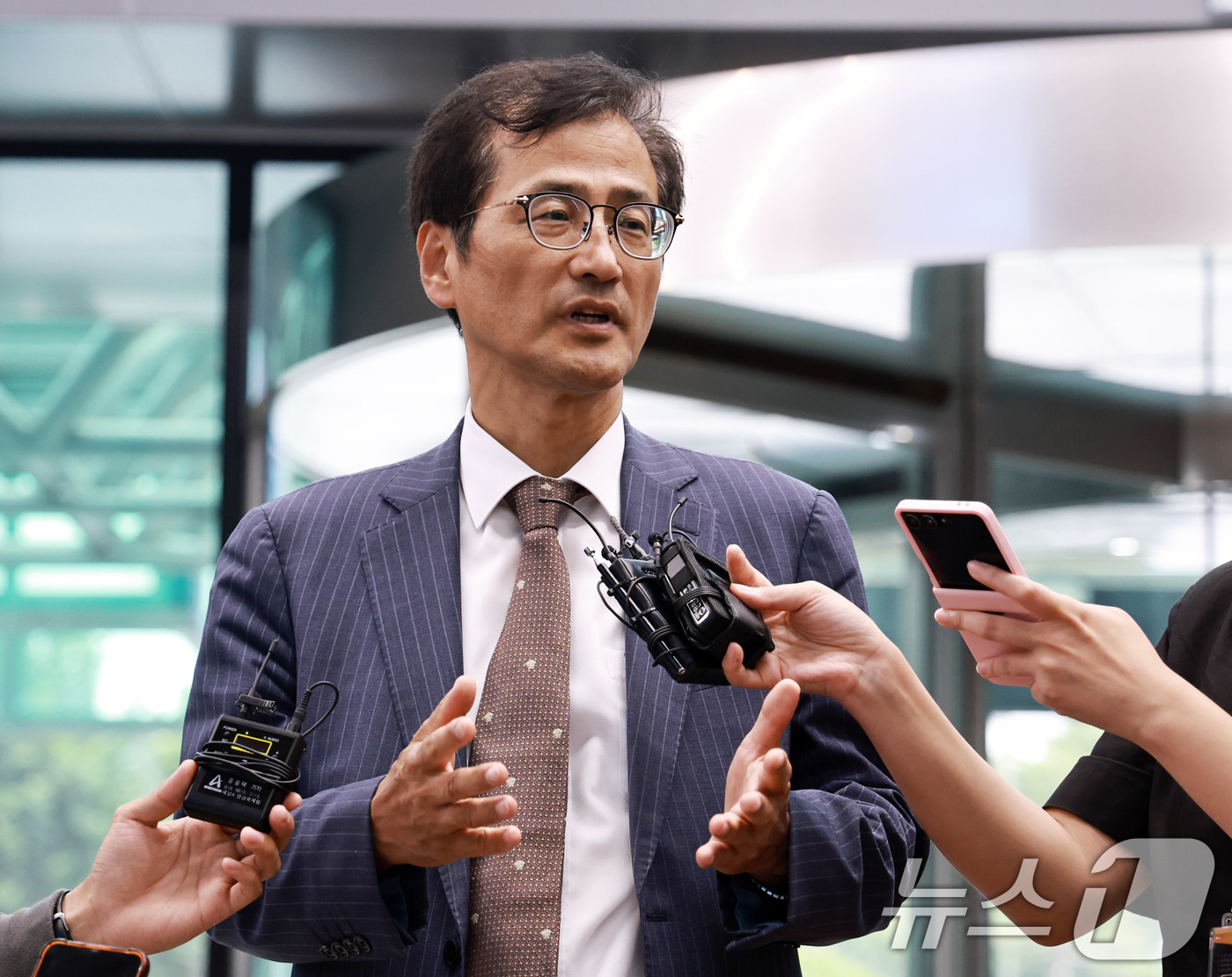 (서울=뉴스1) 구윤성 기자 = 이태한 선거관리위원회 특별검사가 21일 유재성 경찰청장 직무대행, 홍석기 국가수사본부장과의 면담을 위해 서울 서대문구 경찰청에 들어서며 취재진의 질 …