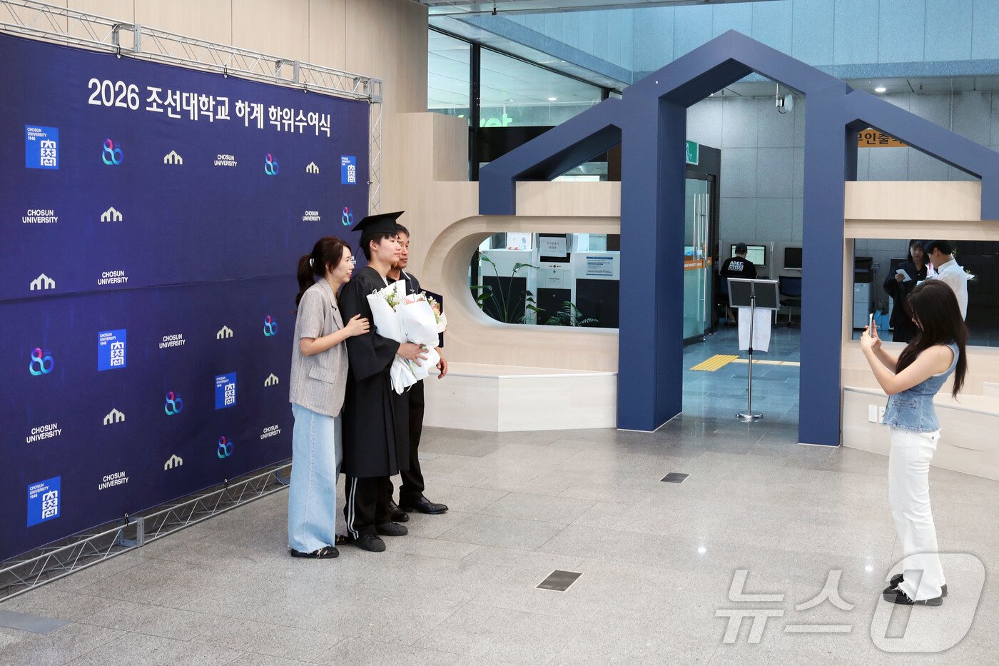 본문 이미지 - 21일 오후 전남광주 동구 조선대학교 졸업식 포토존에서 2026학년도 하계 학위증서를 수령한 졸업생들이 기념사진을 촬영하고 있다. 2026.8.21 ⓒ 뉴스1 조수민 기자