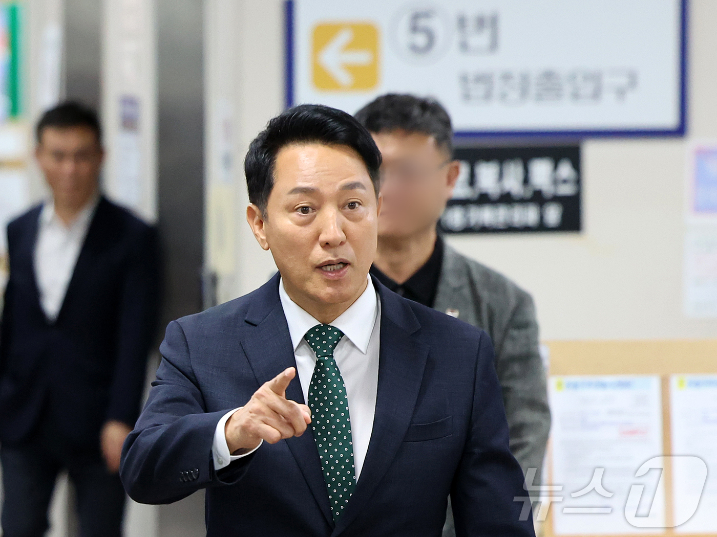(서울=뉴스1) 김진환 기자 = 오세훈 서울시장이 21일 오후 서울 서초구 서울중앙지방법원에서 열린 정치자금법위반 혐의 항소심  첫 공판에 출석하고 있다. 2026.8.21/뉴스1 …