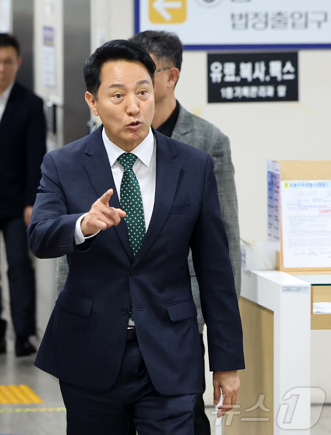 (서울=뉴스1) 김진환 기자 = 오세훈 서울시장이 21일 오후 서울 서초구 서울중앙지방법원에서 열린 정치자금법위반 혐의 항소심  첫 공판에 출석하고 있다. 2026.8.21/뉴스1 …