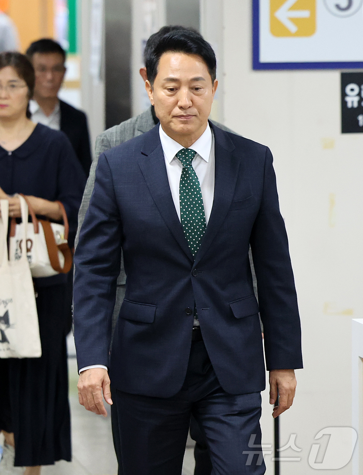 (서울=뉴스1) 김진환 기자 = 오세훈 서울시장이 21일 오후 서울 서초구 서울중앙지방법원에서 열린 정치자금법위반 혐의 항소심  첫 공판에 출석하고 있다. 2026.8.21/뉴스1 …