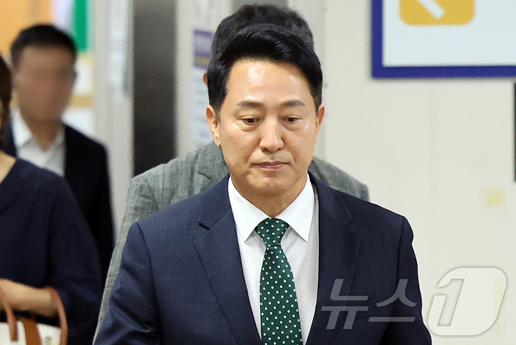 (서울=뉴스1) 김진환 기자 = 오세훈 서울시장이 21일 오후 서울 서초구 서울중앙지방법원에서 열린 정치자금법위반 혐의 항소심  첫 공판에 출석하고 있다. 2026.8.21/뉴스1 …