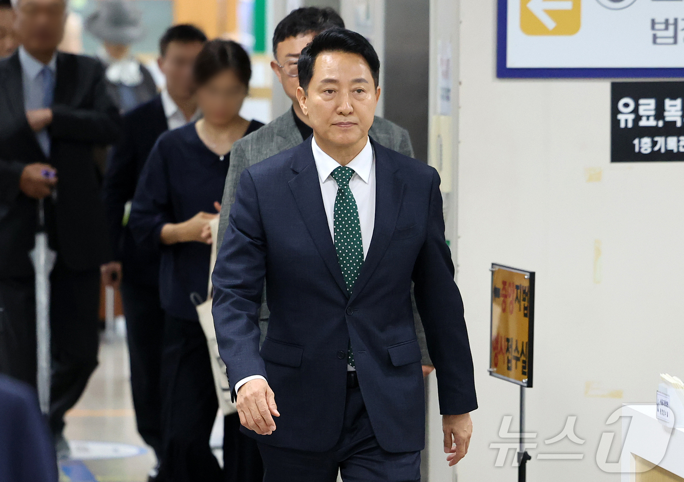 (서울=뉴스1) 김진환 기자 = 오세훈 서울시장이 21일 오후 서울 서초구 서울중앙지방법원에서 열린 정치자금법위반 혐의 항소심  첫 공판에 출석하고 있다. 2026.8.21/뉴스1 …