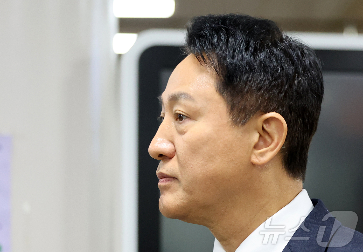 (서울=뉴스1) 김진환 기자 = 오세훈 서울시장이 21일 오후 서울 서초구 서울중앙지방법원에서 열린 정치자금법위반 혐의 항소심  첫 공판에 출석하고 있다. 2026.8.21/뉴스1 …
