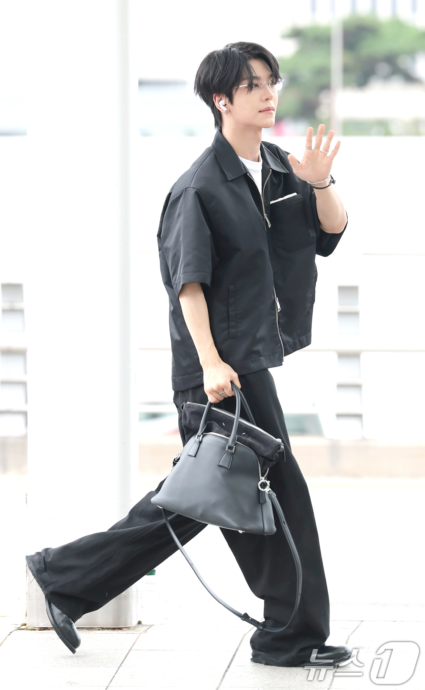 (인천공항=뉴스1) 권현진 기자 = 알파드라이브원이(ALPHA DRIVE ONE) 씬롱이 해외 일정을 위해 21일 인천국제공항을 통해 홍콩으로 출국하며 환호하는 팬들에게 인사를 하 …