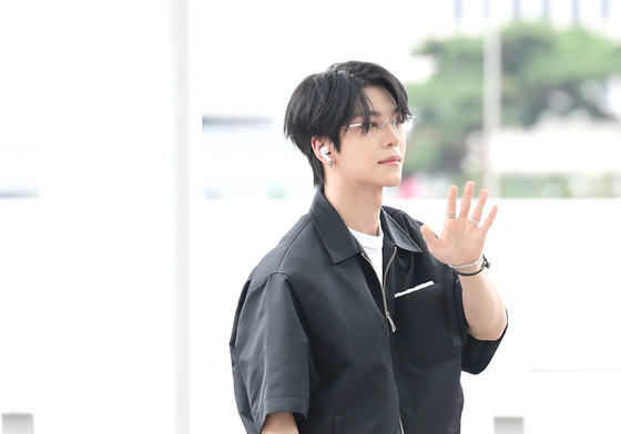 씬롱, 젠틀맨의 손 인사