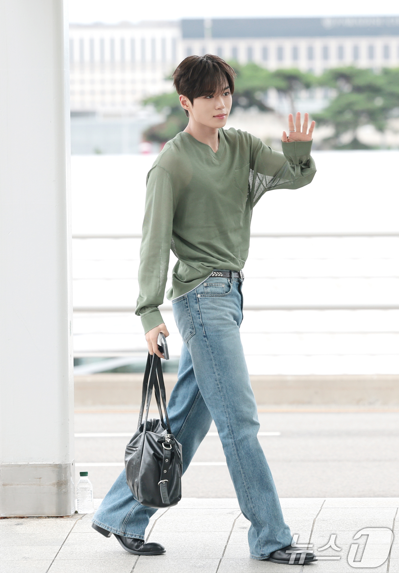 (인천공항=뉴스1) 권현진 기자 = 알파드라이브원이(ALPHA DRIVE ONE) 준서가 해외 일정을 위해 21일 인천국제공항을 통해 홍콩으로 출국하며 환호하는 팬들에게 인사를 하 …