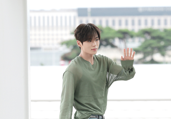 준서, 다정한 손인사