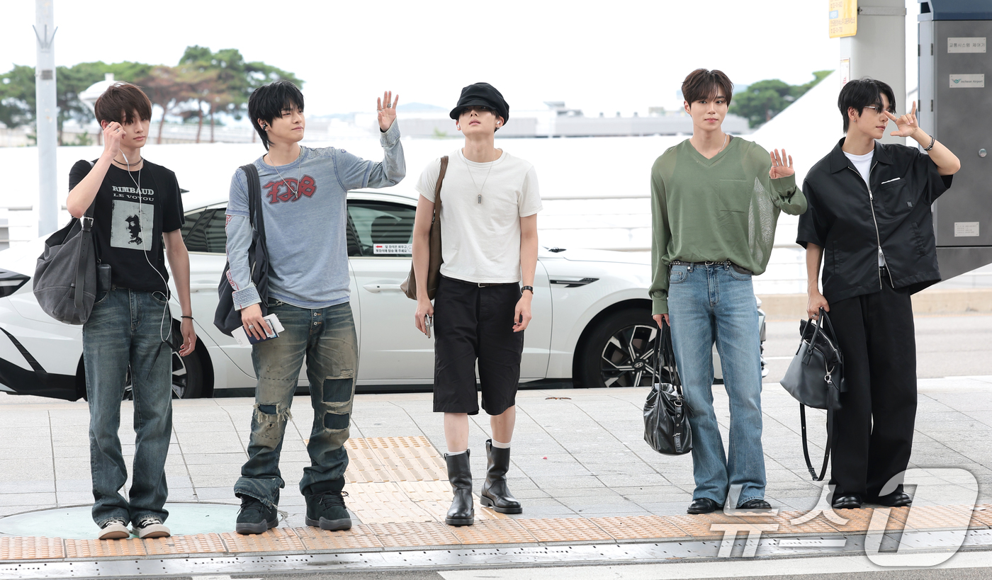 (인천공항=뉴스1) 권현진 기자 = 알파드라이브원(ALPHA DRIVE ONE) 안신(왼쪽부터)과 리오, 상원, 준서, 씬롱이 해외 일정을 위해 21일 인천국제공항을 통해 홍콩으로 …