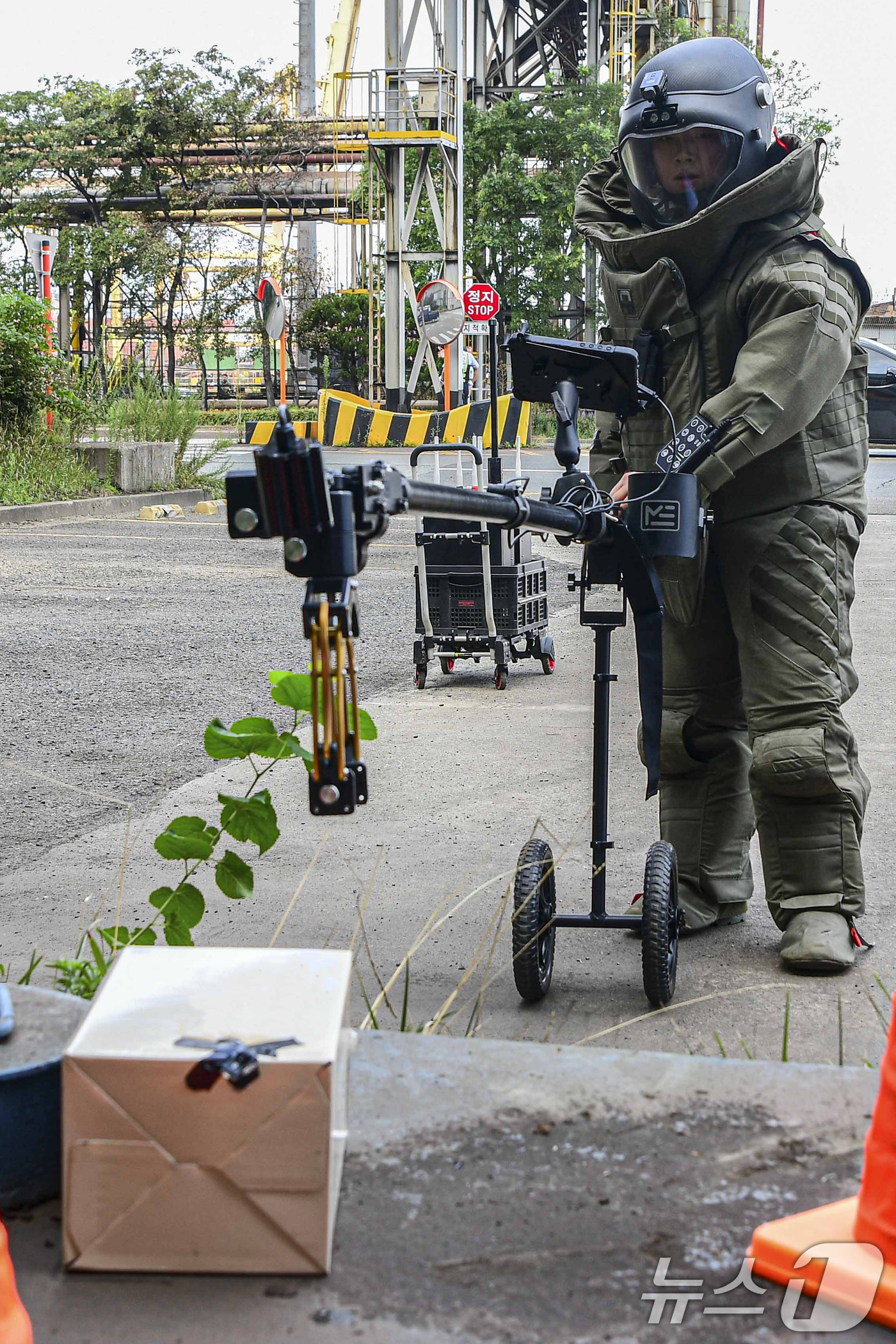 (포항=뉴스1) 최창호 기자 = 해병대1사단 대테러부대원들이 2026년 을지훈련 기간인 지난 20일 포스코 포항제철소에서 실시된 합동대테러훈련에서 폭발물 처리팀이 가상의 폭발물을 …