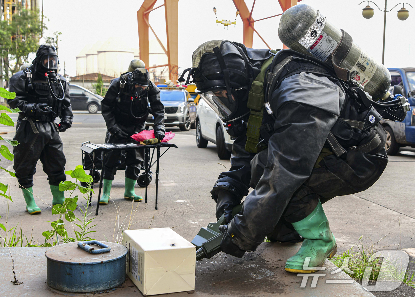 (포항=뉴스1) 최창호 기자 = 해병대1사단 대테러부대원들이 2026년 을지훈련 기간인 지난 20일 포스코 포항제철소에서 실시된 합동대테러훈련에서 화생방신속대응팀 등이 가상의 폭발 …