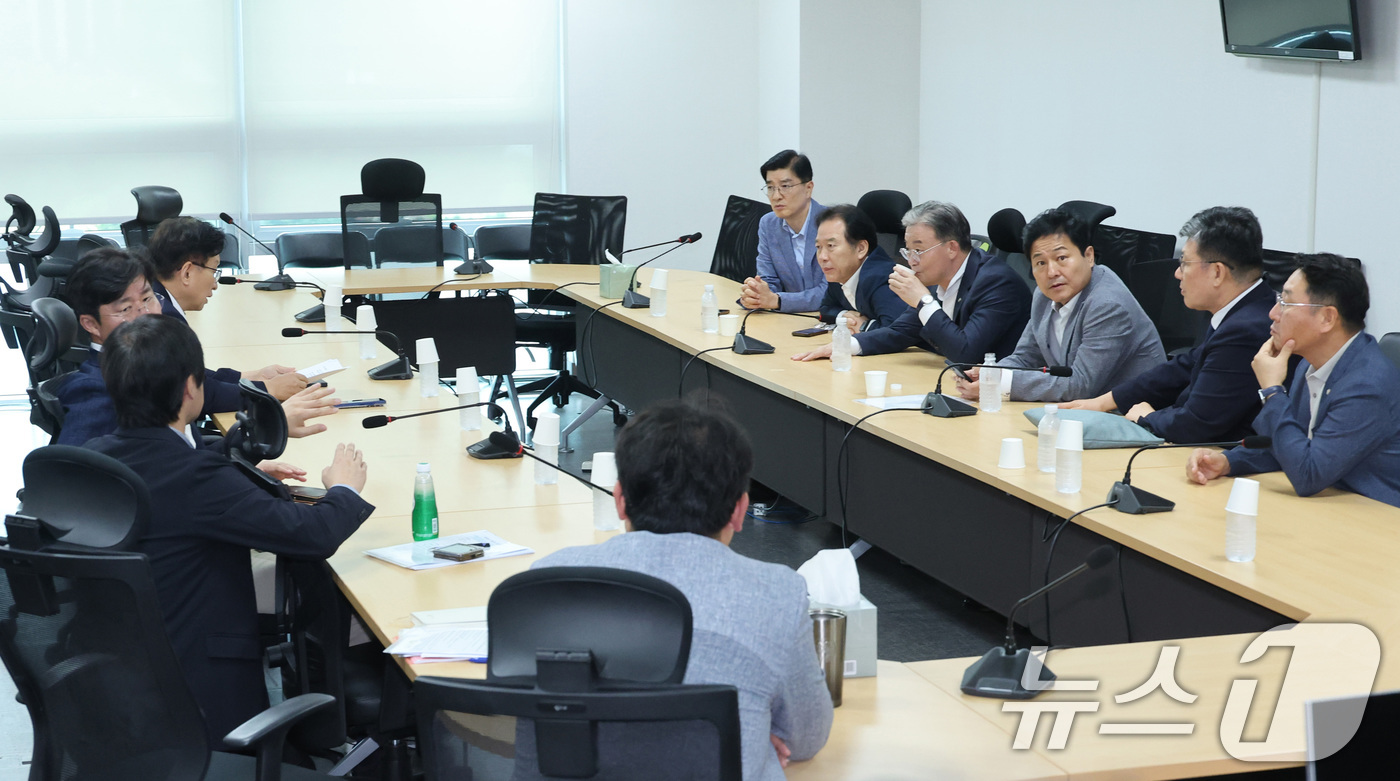 (서울=뉴스1) 신웅수 기자 = 권칠승 더불어민주당 정책위의장이 21일 서울 여의도 국회 의원회관에서 열린 민주당 주택시장 안정화 TF 비공개 회의를 주재하고 있다. 2026.8. …