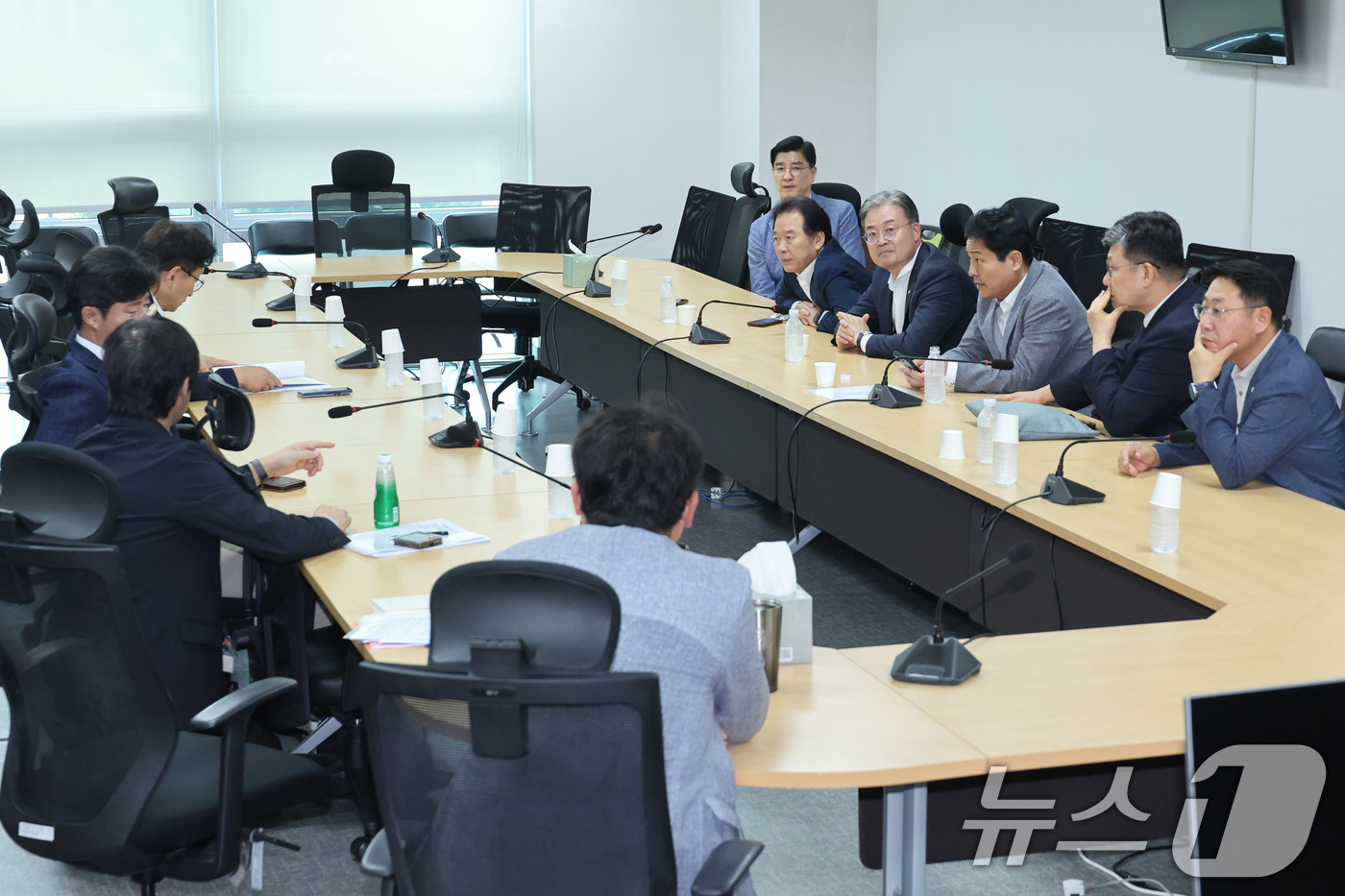 (서울=뉴스1) 신웅수 기자 = 권칠승 더불어민주당 정책위의장이 21일 서울 여의도 국회 의원회관에서 열린 민주당 주택시장 안정화 TF 비공개 회의를 주재하고 있다. 2026.8. …