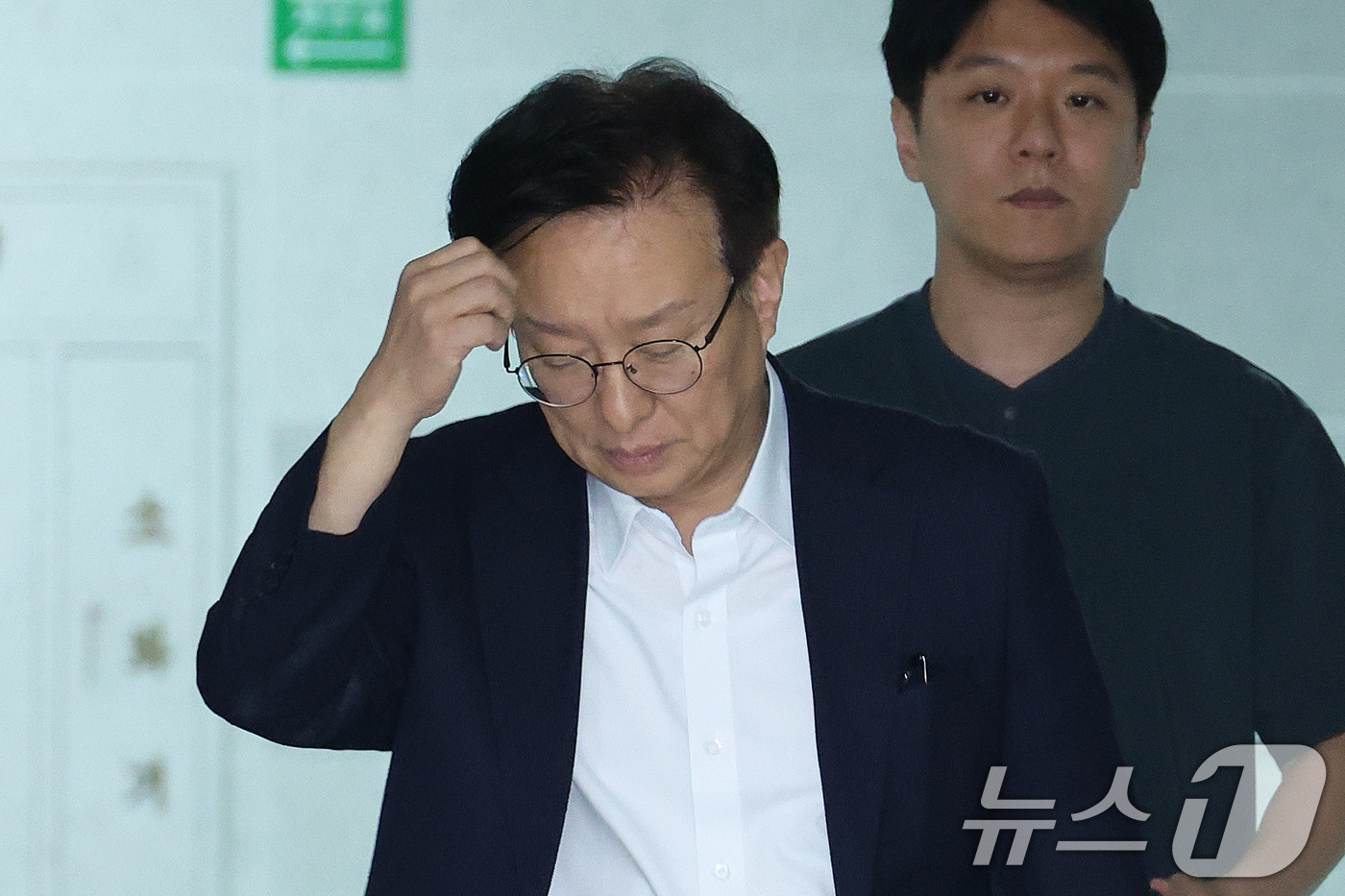 (서울=뉴스1) 신웅수 기자 = 권칠승 더불어민주당 정책위의장(왼쪽)과 이연희 의원이 21일 서울 여의도 국회 의원회관에서 열린 민주당 주택시장 안정화 TF 비공개 회의에 참석하고 …