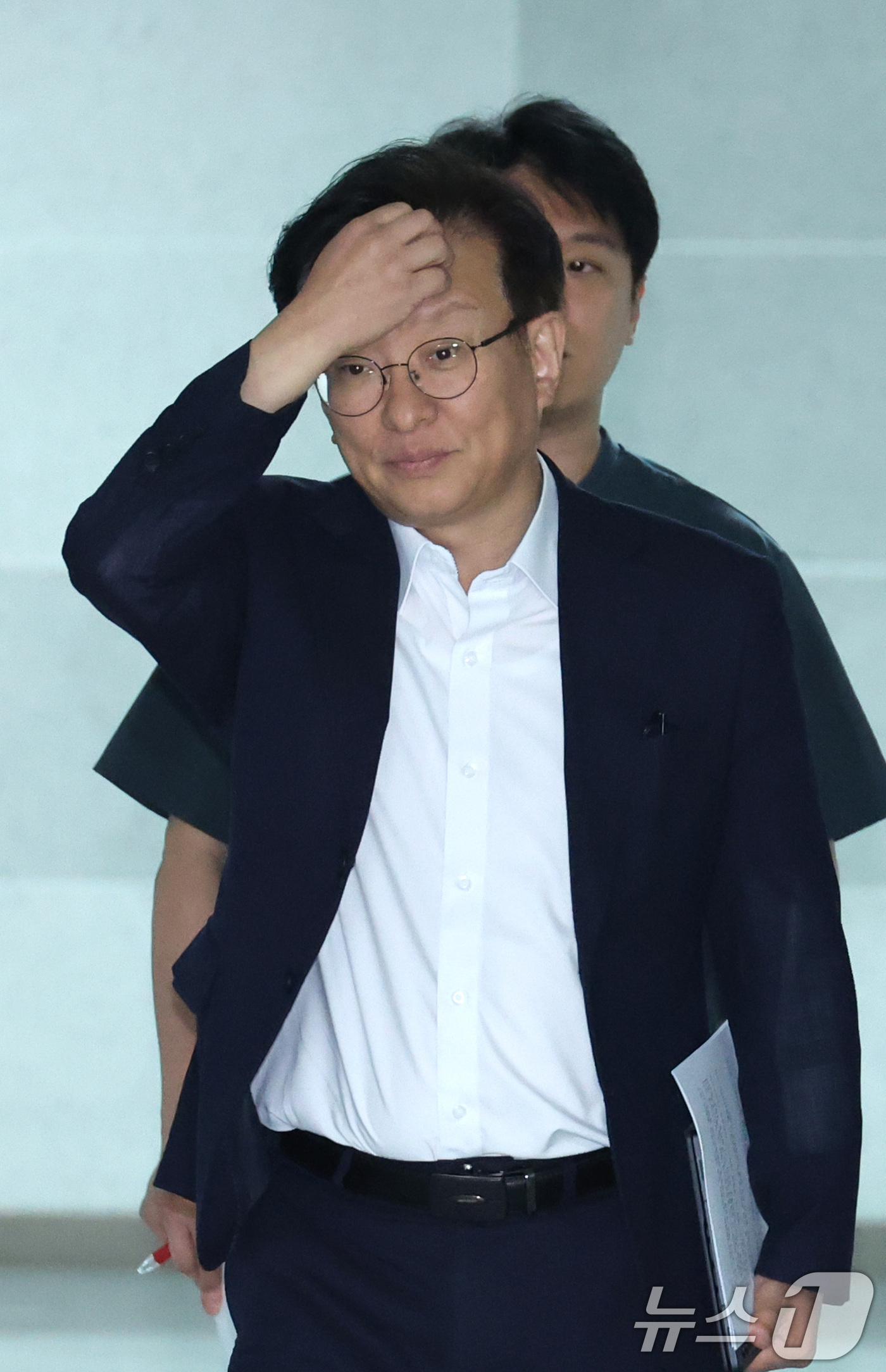 (서울=뉴스1) 신웅수 기자 = 권칠승 더불어민주당 정책위의장(왼쪽)과 이연희 의원이 21일 서울 여의도 국회 의원회관에서 열린 민주당 주택시장 안정화 TF 비공개 회의에 참석하고 …