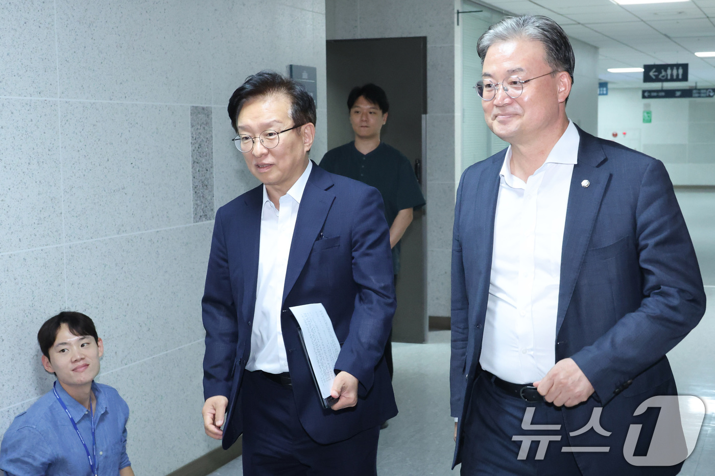 (서울=뉴스1) 신웅수 기자 = 권칠승 더불어민주당 정책위의장(왼쪽)과 이연희 의원이 21일 서울 여의도 국회 의원회관에서 열린 민주당 주택시장 안정화 TF 비공개 회의에 참석하고 …