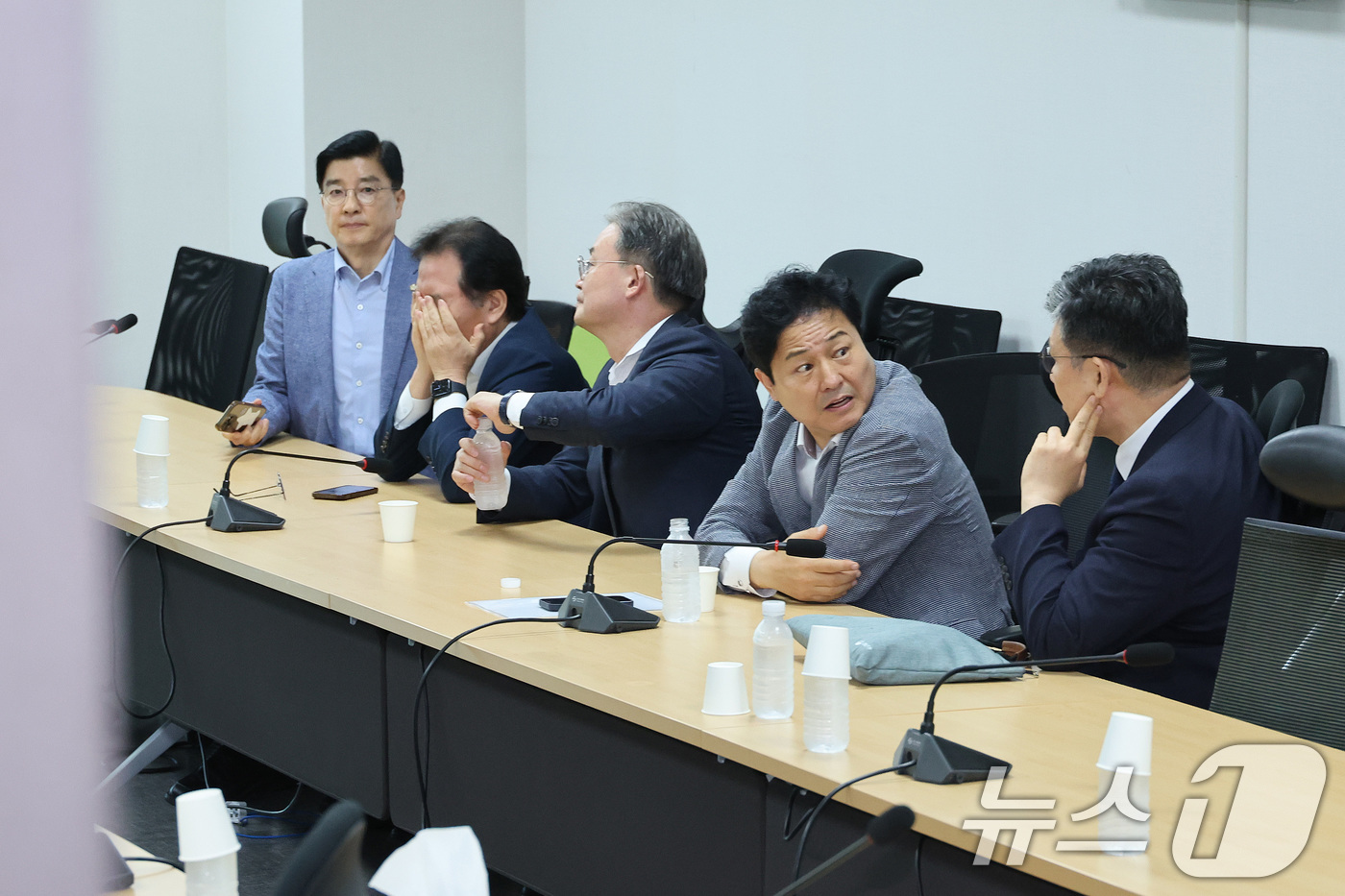 (서울=뉴스1) 신웅수 기자 = 21일 서울 여의도 국회 의원회관에서 더불어민주당 주택시장 안정화 TF 비공개 회의가 열리고 있다. 2026.8.21/뉴스1