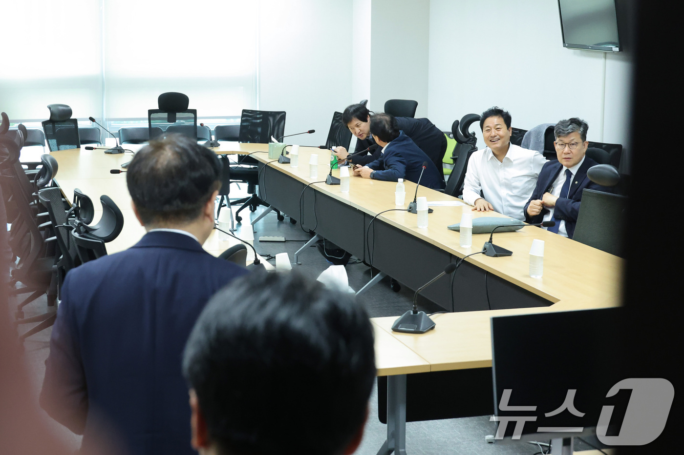 (서울=뉴스1) 신웅수 기자 = 권칠승 더불어민주당 정책위의장(왼쪽)과 이연희 의원이 21일 서울 여의도 국회 의원회관에서 열린 민주당 주택시장 안정화 TF 비공개 회의에 참석하고 …