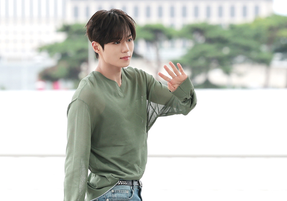 출국 인사하는 준서