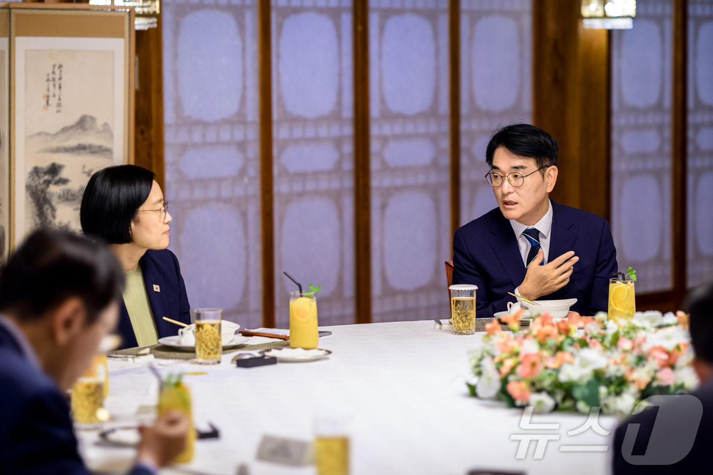 (서울=뉴스1) = 한성숙 국무총리가 21일 서울 종로구 국무총리 서울공관에서 열린 규제합리화위원회 기획조정특별분과 오찬 간담회에서 박용진 대통령직속 규제합리화위원회 부위원장과 대 …