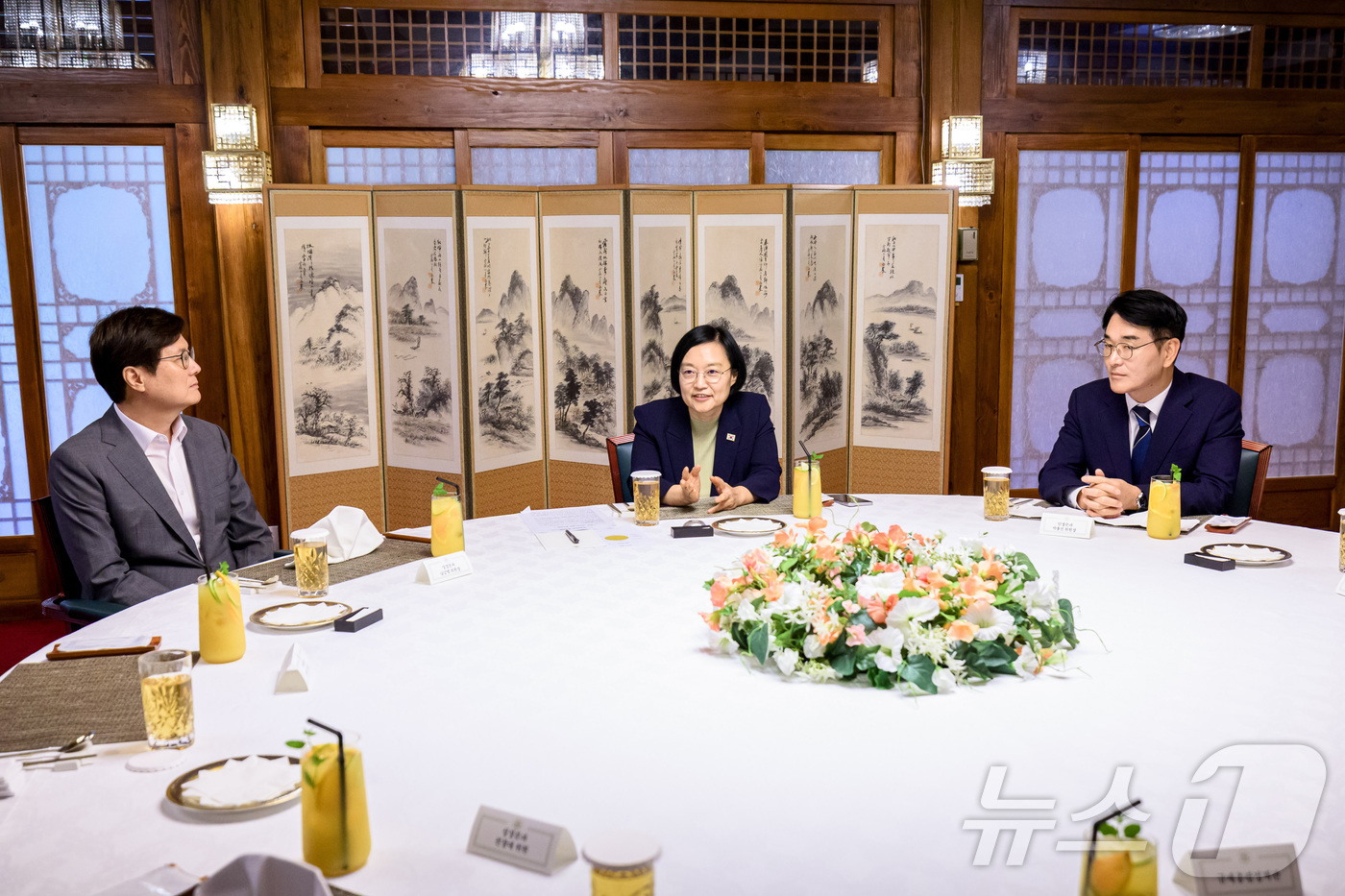(서울=뉴스1) = 한성숙 국무총리가 21일 서울 종로구 국무총리 서울공관에서 규제합리화위원회 기획조정특별분과 오찬 간담회를 하고 있다. (국무총리실 제공. 재판매 및 DB 금지) …